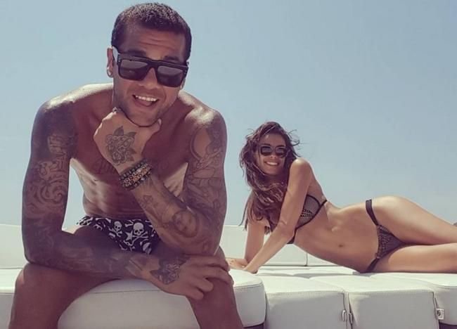 Tipic Dani Alves :) Cum s-a imbracat brazilianul la gala FIFA Best Player Award, de aseara. FOTO_5