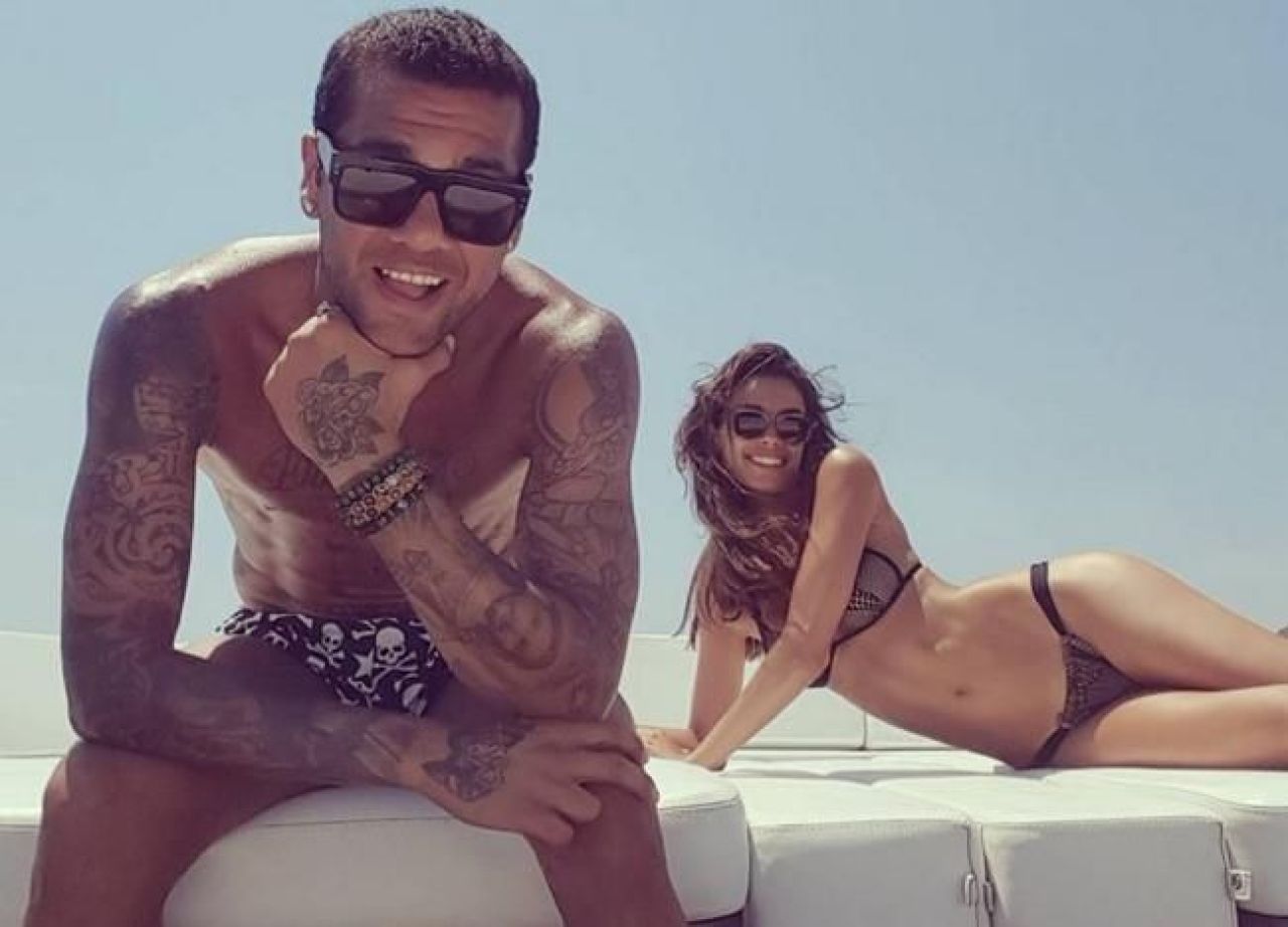 Tipic Dani Alves :) Cum s-a imbracat brazilianul la gala FIFA Best Player Award, de aseara. FOTO_5