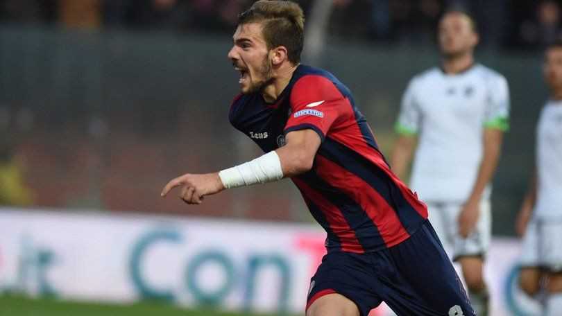 Steaua isi ia un fotbalist excelent , dar e atentionata: Da randament mai bun in dreapta decat in centru