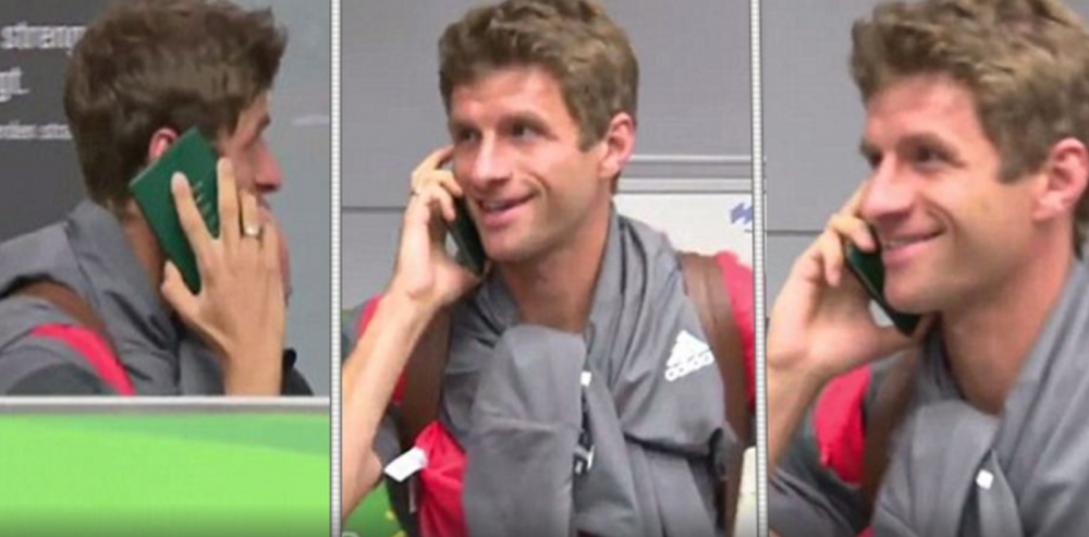 Ce e in neregula cu aceasta fotografie? Thomas Muller a vorbit la...pasaport pentru a-i evita pe reporteri :)