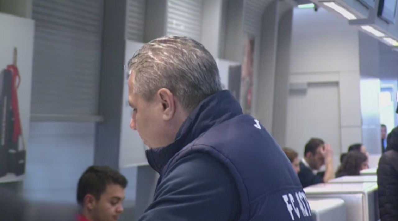 Sumudica a inceput sa planga in aeroport! Vestea tragica pe care a primit-o inainte sa plece in cantonament_1