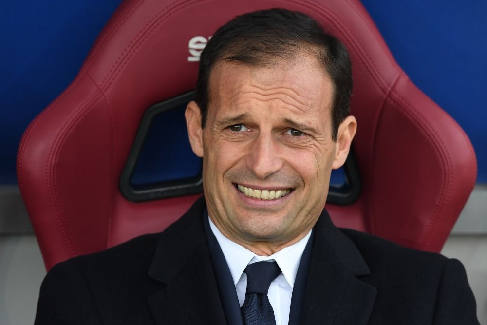 Comunistule, baga-i in teren! Strici totul . Max Allegri, luat la rost de o bomba sexy din Italia