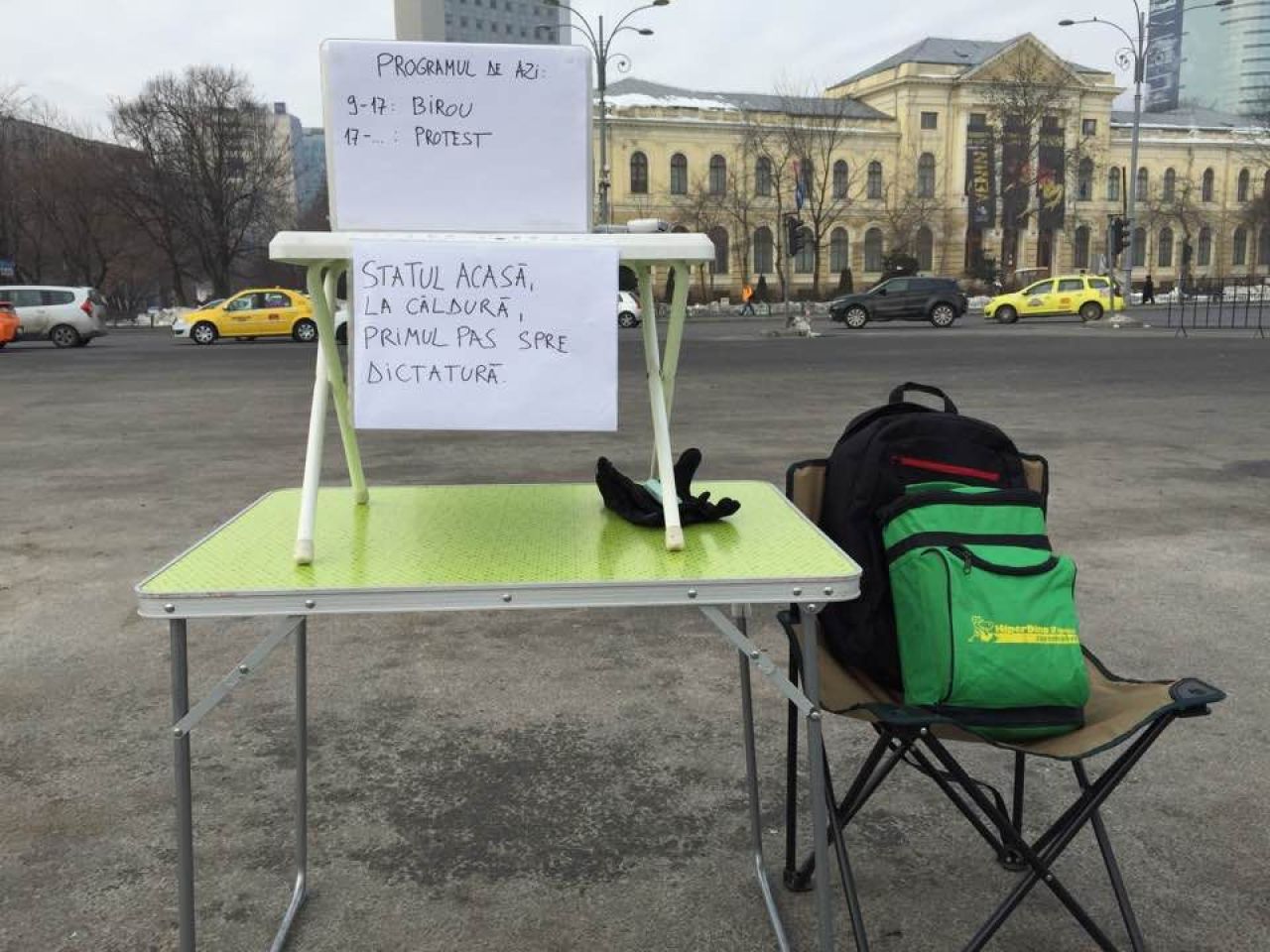 Imagini FANTASTICE! Campionul roman care si-a mutat BIROUL FIRMEI in strada! Lucreaza din Piata Victoriei_1