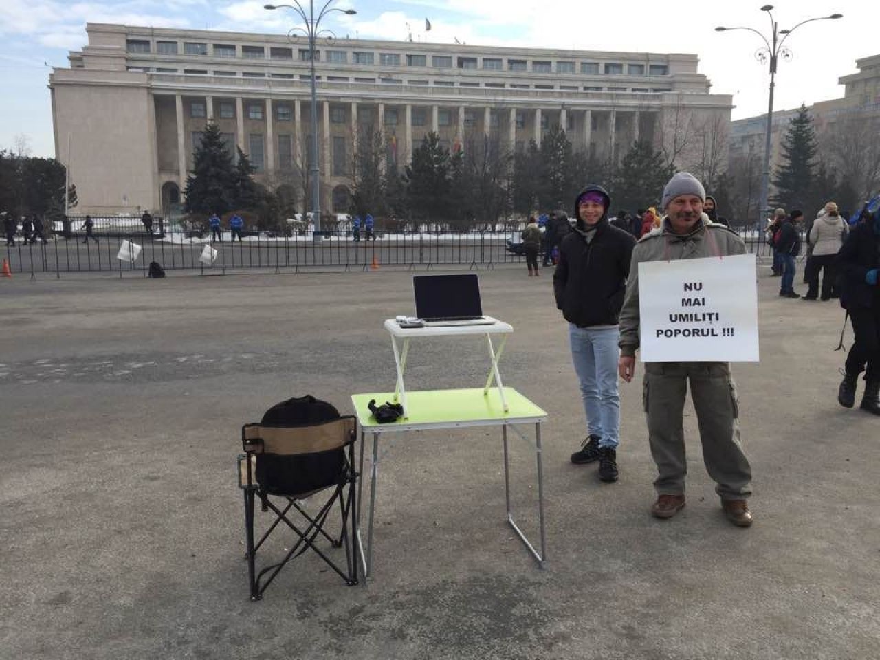 Imagini FANTASTICE! Campionul roman care si-a mutat BIROUL FIRMEI in strada! Lucreaza din Piata Victoriei_2