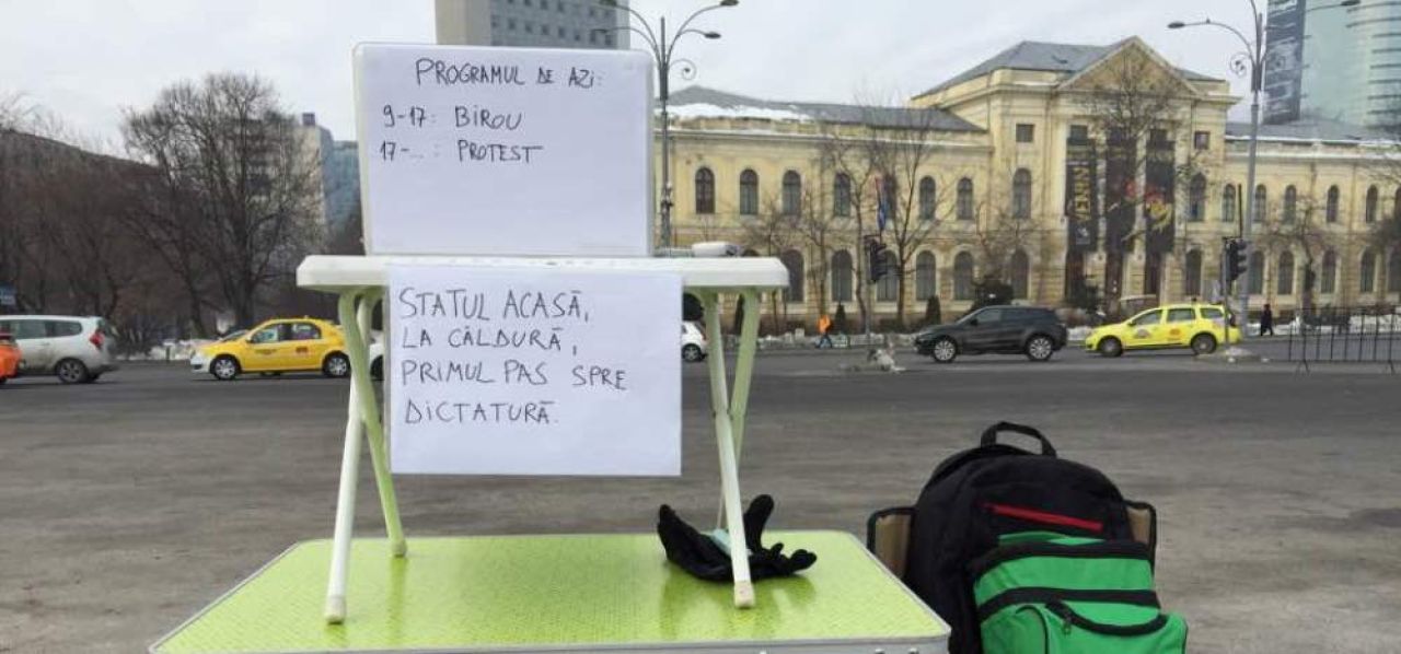 Imagini FANTASTICE! Campionul roman care si-a mutat BIROUL FIRMEI in strada! Lucreaza din Piata Victoriei_3