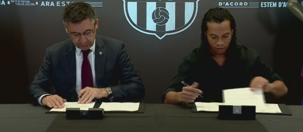 Ultima ora: Ronaldinho s-a intors la Barcelona! A semnat acum cateva minute