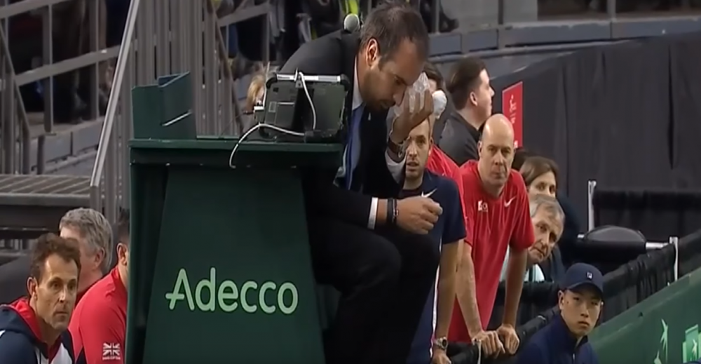 Nu si-a mai stapanit nervii si a lovit cu toata forta o minge. Tinta: ochiul arbitrului. Urmarile: descalificarea_2