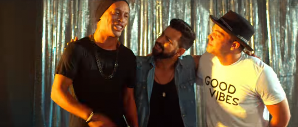 Ronaldinho, ca Mutu :) Fostul superstar a jucat in videoclipul unui cantaret brazilian. VIDEO