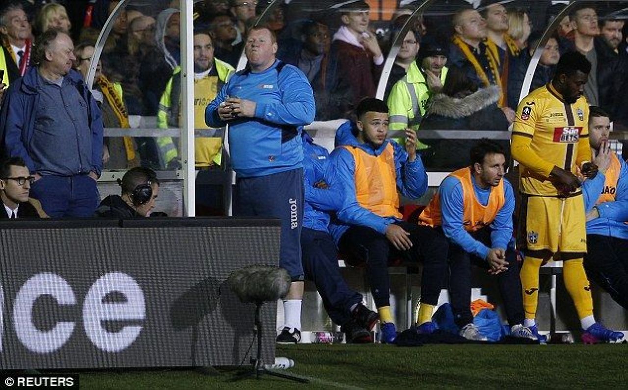Portarul de 150 kg care manca PLACINTA in timpul meciului cu Arsenal! Va fi ANCHETAT pentru pariuri ilegale! :)_1