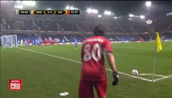 Min 20. Vantul ii joaca feste portarului lui Genk