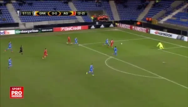 Min 57. Budescu cere penalty