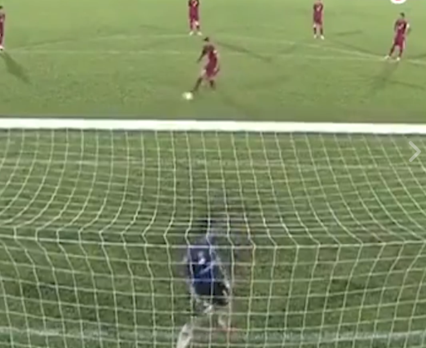 Ce a patit un portar care s-a intors cu spatele la penalty, in semn de protest fata de decizia arbitrului