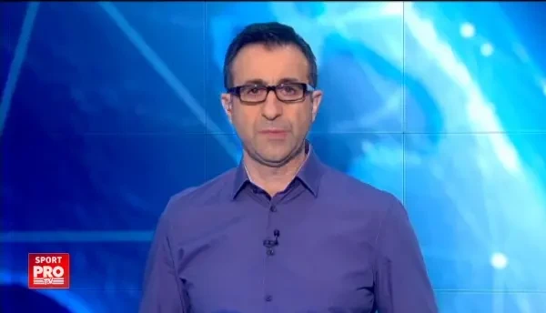 Revolutia ros-albastra s-a transformat in GLUMA Ei sunt 12! Ce scria pe pancarta acestui suporter