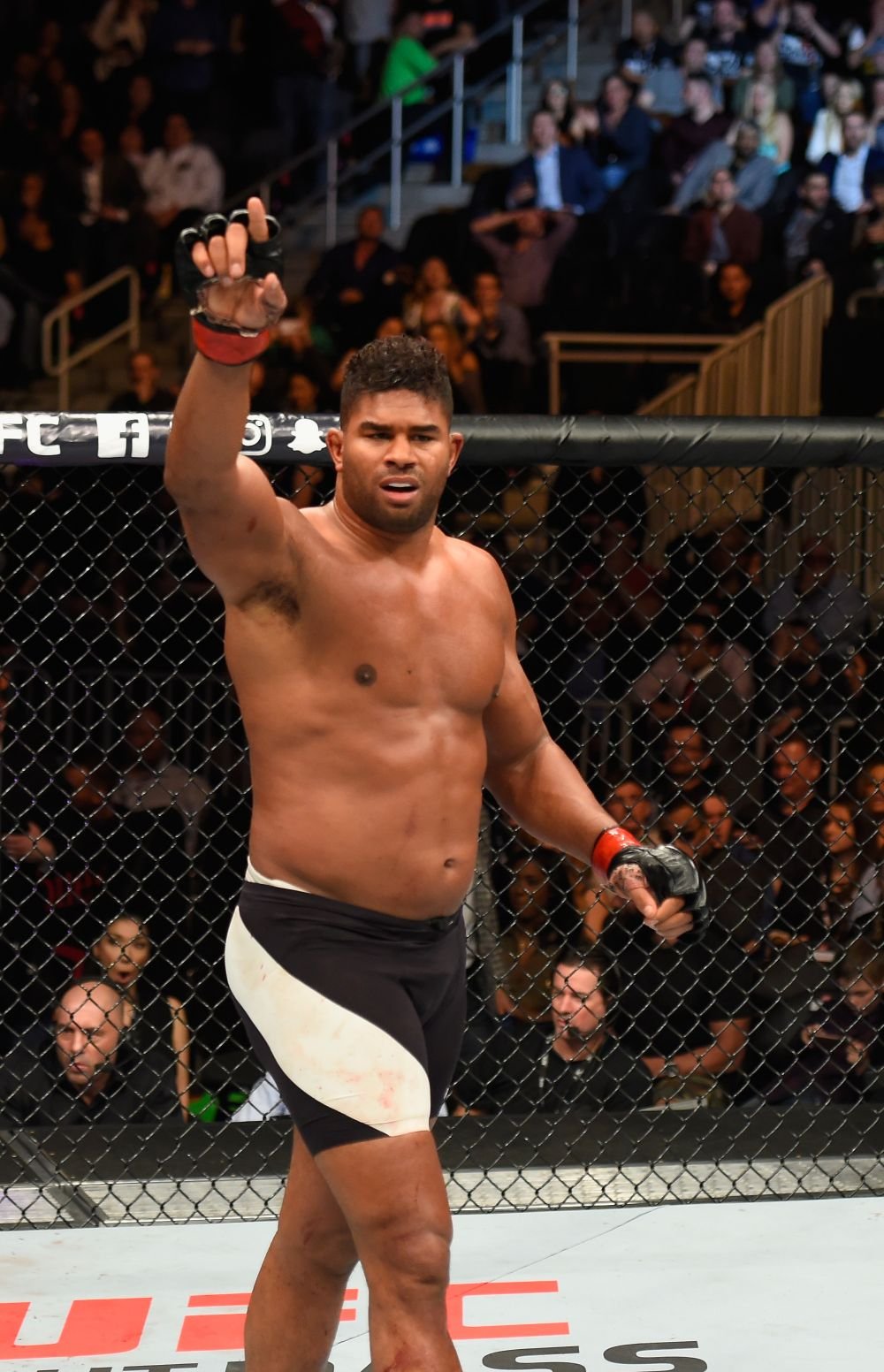 Cum a ajuns sa arate Overeem, cel mai musculos luptator din lume! Are o BURTA de nota 10 :)) FOTO_2