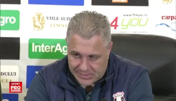 Bai, mie nu mi-e simpatic neam Reghecampf, dar nu se poate asa ceva . Sumudica sare in apararea lui Reghecampf