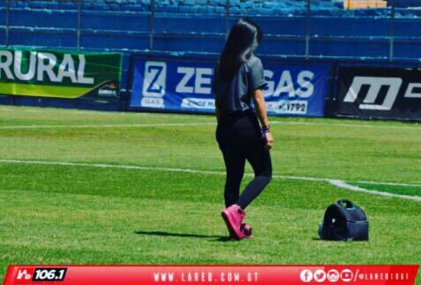 O echipa din Guatemala si-a pus fizioterapeut o BOMBA SEXY! Ce au inceput sa faca fanii la fiecare meci :))_28