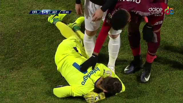 Moment SOCANT in CFR - Astra! Lung, transportat de urgenta la spital dupa ce a primit un sut in fata. E OUT de la nationala, Nita chemat in locul sau_3