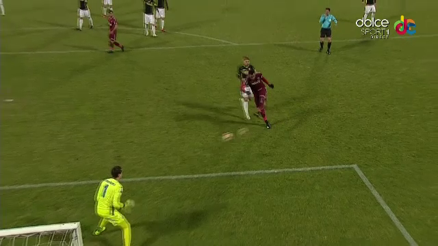 Moment SOCANT in CFR - Astra! Lung, transportat de urgenta la spital dupa ce a primit un sut in fata. E OUT de la nationala, Nita chemat in locul sau_5