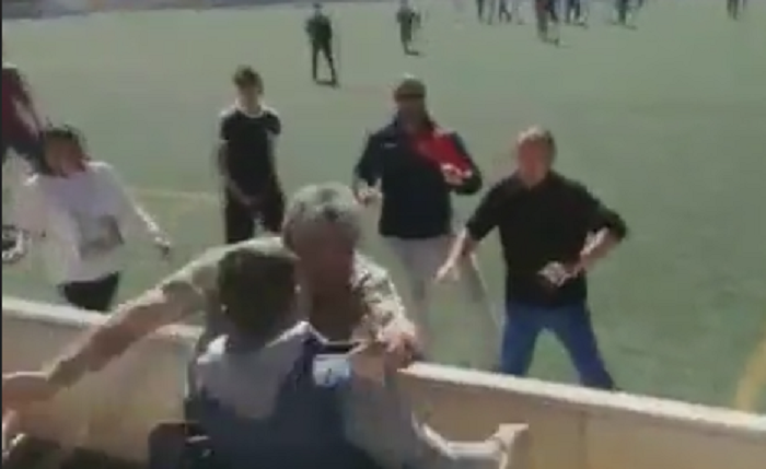 Imagini rusinoase la un meci de juniori: parintii s-au batut ca in ringul de MMA, chiar sub ochii copiilor VIDEO