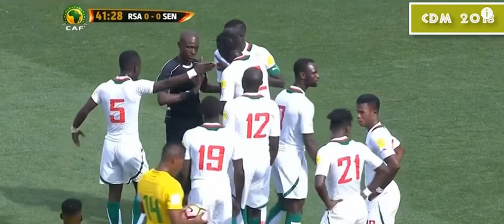 Arbitru suspendat pe VIATA de FIFA pentru blat! Modul INCREDIBIL in care a inventat un penalty. VIDEO