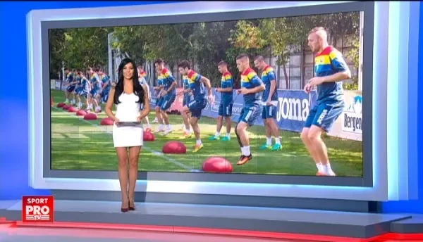 Copiii au luat cu asalt antrenamentul nationalei. Jucatorii au impartit flori fetelor. VIDEO