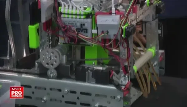 Senzatie! Pustii din Romania care se lupta intr-o competitie de ROBOTI! Vor sa-i invete fotbal si baschet :)