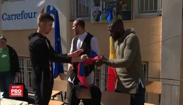 Alibec, tinta ironiilor la Steaua! Cum a reactionat Tanase cand a vazut ce masura poarta la tricou! VIDEO