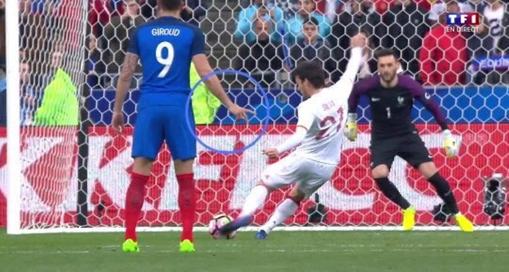 Detaliul senzational din aceasta imagine! Ce s-a intamplat la penaltyul lui David Silva cu Franta! VIDEO