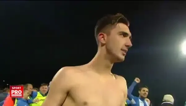 VIDEO INVAZIE pe teren dupa victoria dramatica a Craiovei! Suporterii au intrat pe teren!