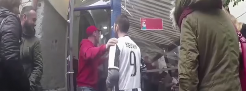 IREAL! Ce pateste un suporter care se plimba la Napoli in tricoul lui Higuain. VIDEO. NEBUNIE pe strazi inaintea derby-ului