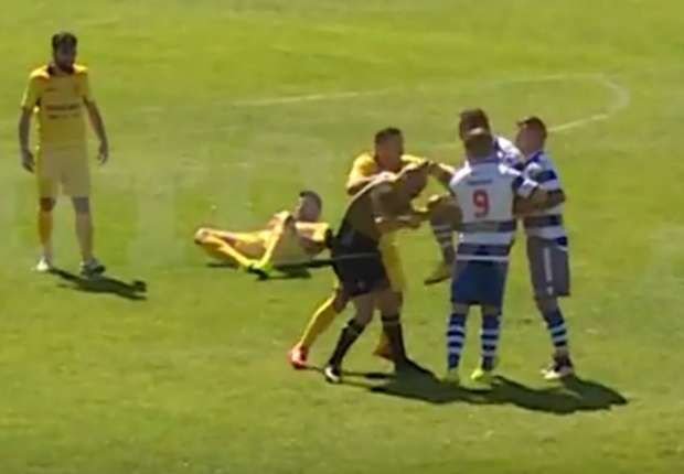 Un fotbalist a fost suspendat pe viata dupa ce l-a facut KO pe arbitru cu o lovitura brutala. Cum s-a petrecut incidentul: VIDEO