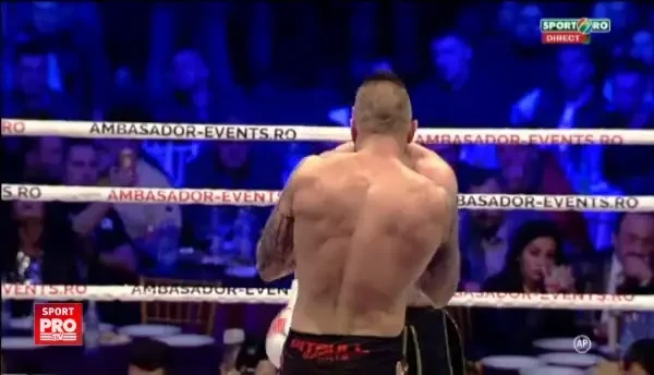 Romanul asta e nebun :) Ce a facut un luptator in gala de aseara, in timp ce adversarul ii cara pumni VIDEO