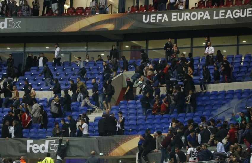 INCREDIBIL! Motivul pentru care turcii au intrat cu BOMBE artizanale pe stadionul lui Lyon! Ce eroare au facut gazdele_3