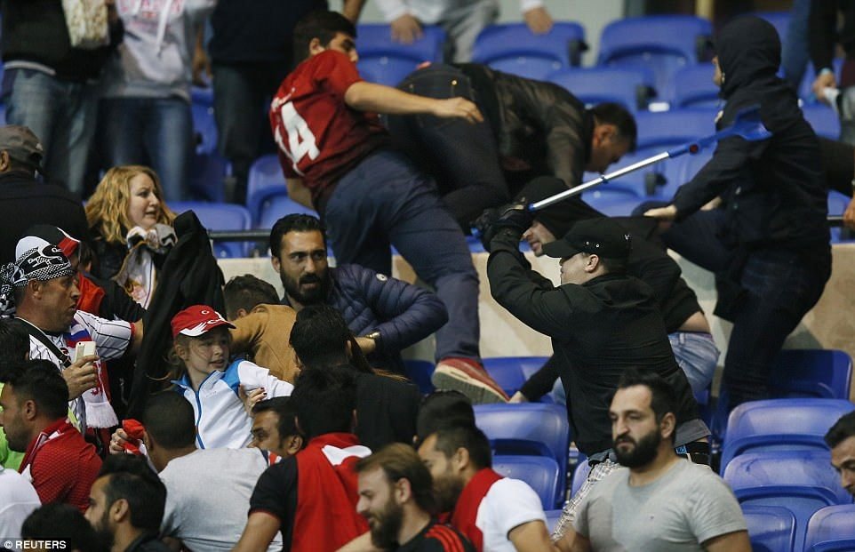 INCREDIBIL! Motivul pentru care turcii au intrat cu BOMBE artizanale pe stadionul lui Lyon! Ce eroare au facut gazdele_7