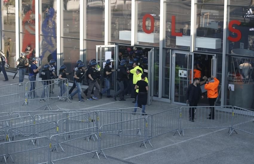 INCREDIBIL! Motivul pentru care turcii au intrat cu BOMBE artizanale pe stadionul lui Lyon! Ce eroare au facut gazdele_13