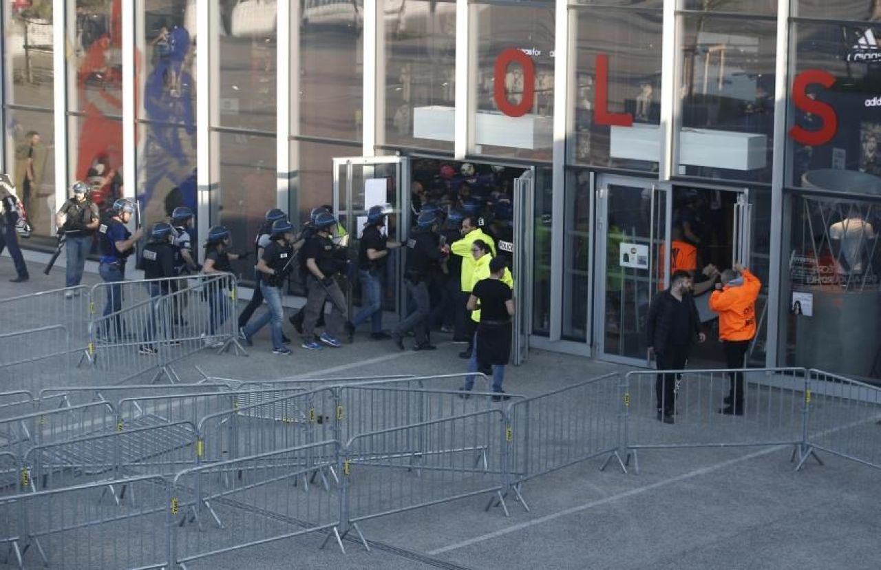 INCREDIBIL! Motivul pentru care turcii au intrat cu BOMBE artizanale pe stadionul lui Lyon! Ce eroare au facut gazdele_13