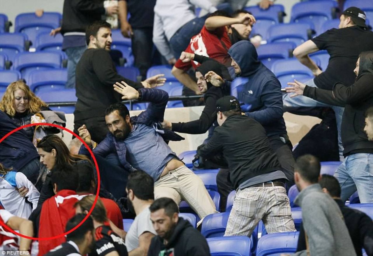 INCREDIBIL! Motivul pentru care turcii au intrat cu BOMBE artizanale pe stadionul lui Lyon! Ce eroare au facut gazdele_15