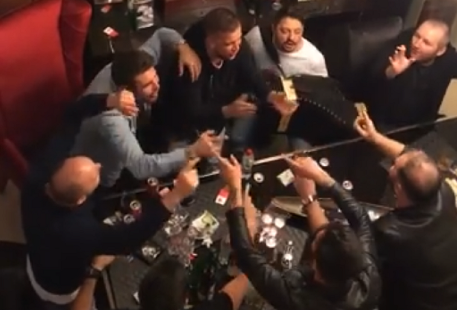 Imagini nebune cu Mutu, postate la 5 dimineata. Managerul lui Dinamo, cantand manele alaturi de lautari. VIDEO