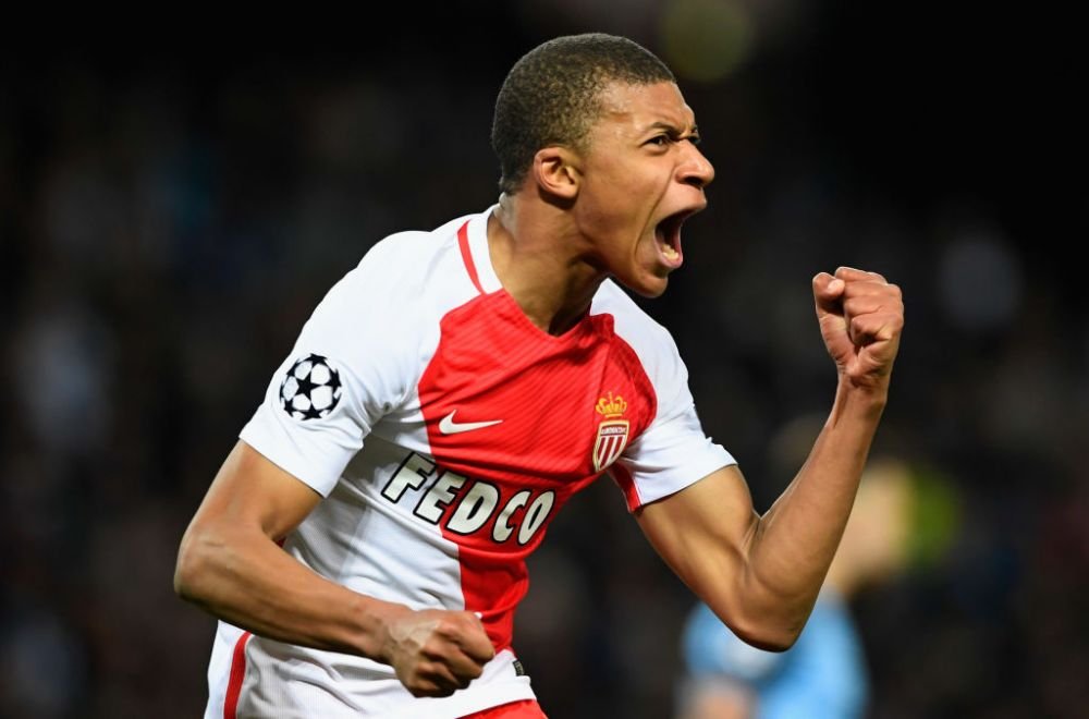 E deja evaluat la plus 100 de milioane de euro, dar colegii rad de el in fiecare zi. Cum ajunge Mbappe la antrenament :)