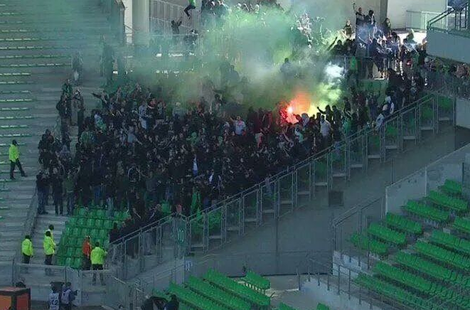 Acesta a fost un meci CU PORTILE INCHISE! Imagini incredibile in Ligue 1, la Saint Etienne - Rennes: ultrasii au descins pe stadion