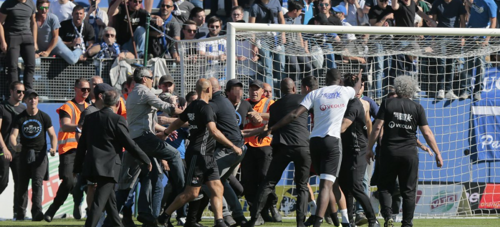 4 arestati dupa ce jucatorii lui Lyon au fost BATUTI pe teren la Bastia. Tribuna de unde au plecat huliganii va fi reconstruita