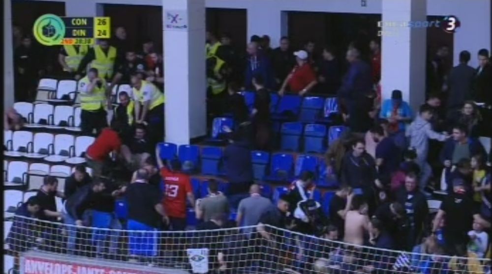 Scene socante la meciul dintre Constanta si Dinamo, la handbal. Galeria lui Dinamo, evacuata cu gaze; jucatorii s-au grabit sa coboare copiii din tribuna_2