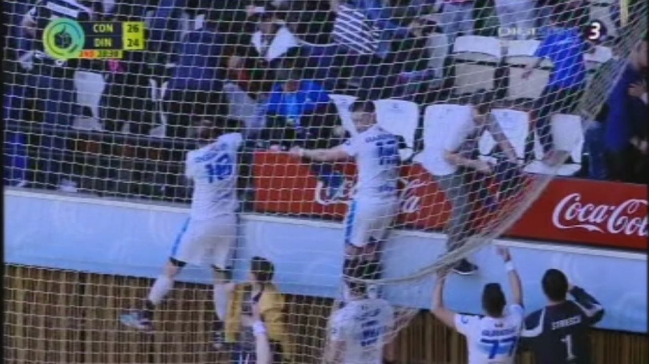 Scene socante la meciul dintre Constanta si Dinamo, la handbal. Galeria lui Dinamo, evacuata cu gaze; jucatorii s-au grabit sa coboare copiii din tribuna_3