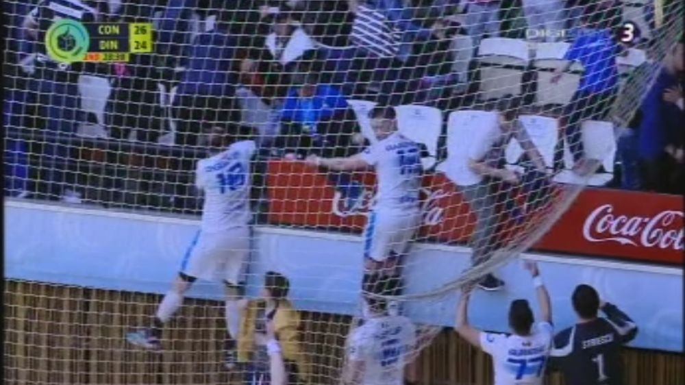 Scene socante la meciul dintre Constanta si Dinamo, la handbal. Galeria lui Dinamo, evacuata cu gaze; jucatorii s-au grabit sa coboare copiii din tribuna_3