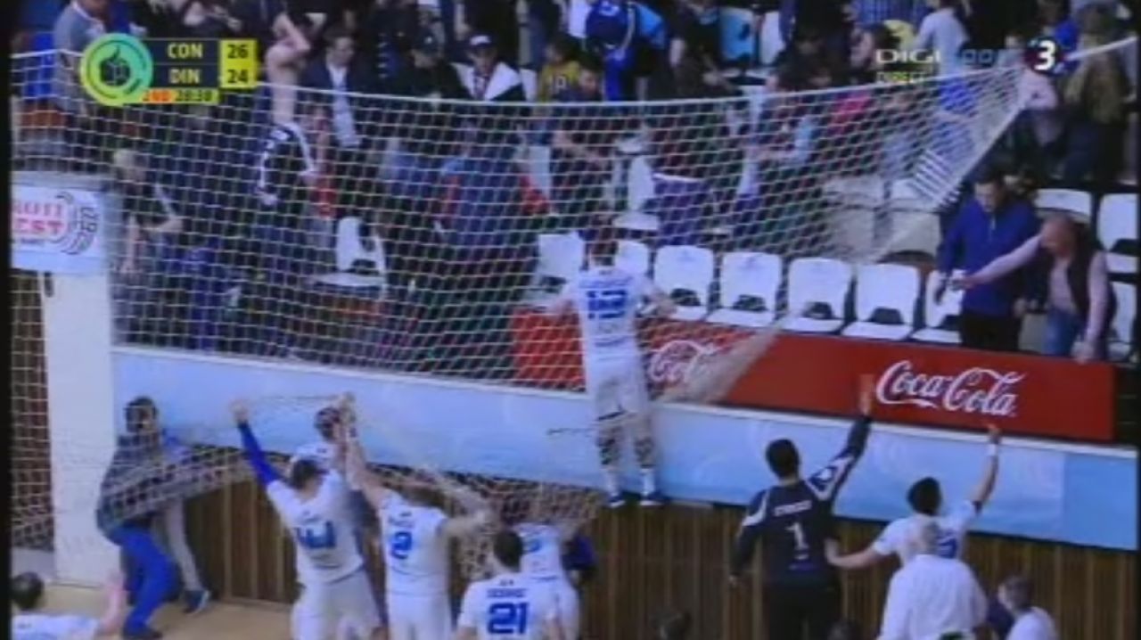 Scene socante la meciul dintre Constanta si Dinamo, la handbal. Galeria lui Dinamo, evacuata cu gaze; jucatorii s-au grabit sa coboare copiii din tribuna_4