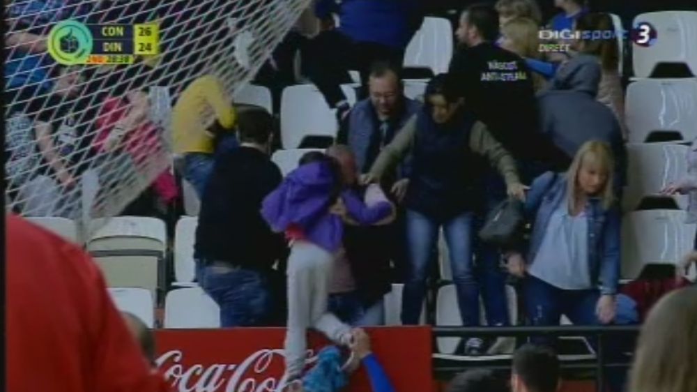 Scene socante la meciul dintre Constanta si Dinamo, la handbal. Galeria lui Dinamo, evacuata cu gaze; jucatorii s-au grabit sa coboare copiii din tribuna_5