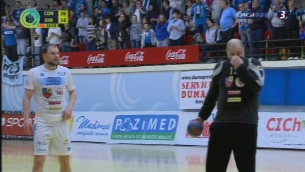 Scene socante la meciul dintre Constanta si Dinamo, la handbal. Galeria lui Dinamo, evacuata cu gaze; jucatorii s-au grabit sa coboare copiii din tribuna_6
