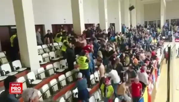VIDEO NEEDITAT! Imaginine HAOSULUI: SPRAY PARALIZANT, copii DISPERATI, bataie ca in CUSCA de MMA. Ce s-a intamplat la meciul de handbal al lui Dinamo
