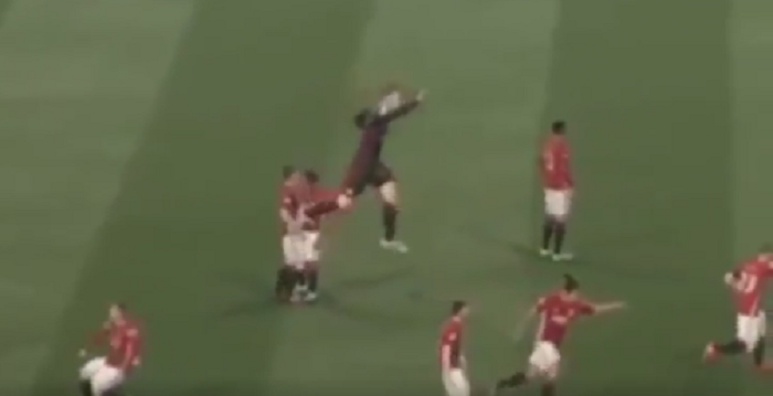 Poarta care explodeaza, fantoma de la vestiar si atacantul gigant! VIDEO FUNNY: Cele mai tari erori de la FIFA 17 :)_4