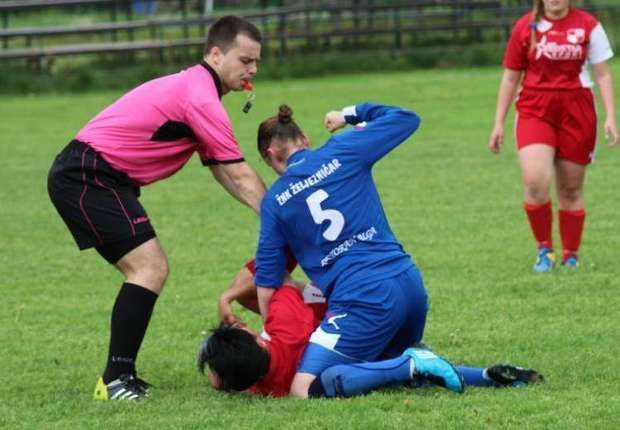 Bataie mai violenta ca in UFC la un meci de fotbal intre femei: o jucatoare risca suspendarea pe viata